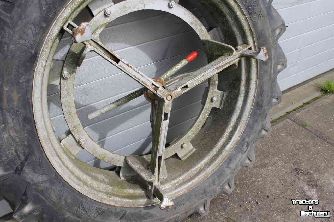 Wheels, Tyres, Rims & Dual spacers Molcon 12.4-36 BKT TR-135 buitenband met Molcon 3-ster dubbelluchtwielen