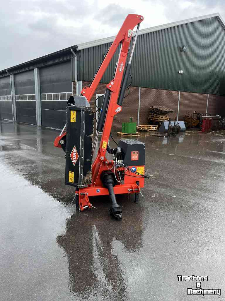 Mowing arm with flailmower Kuhn T4734M