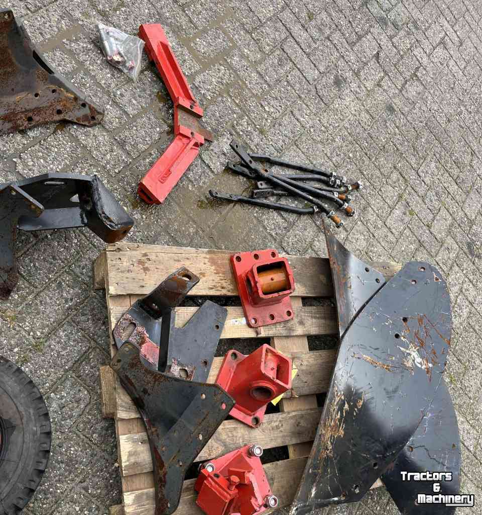 Diverse used spare-parts Gregoire Besson Ploegonderdelen