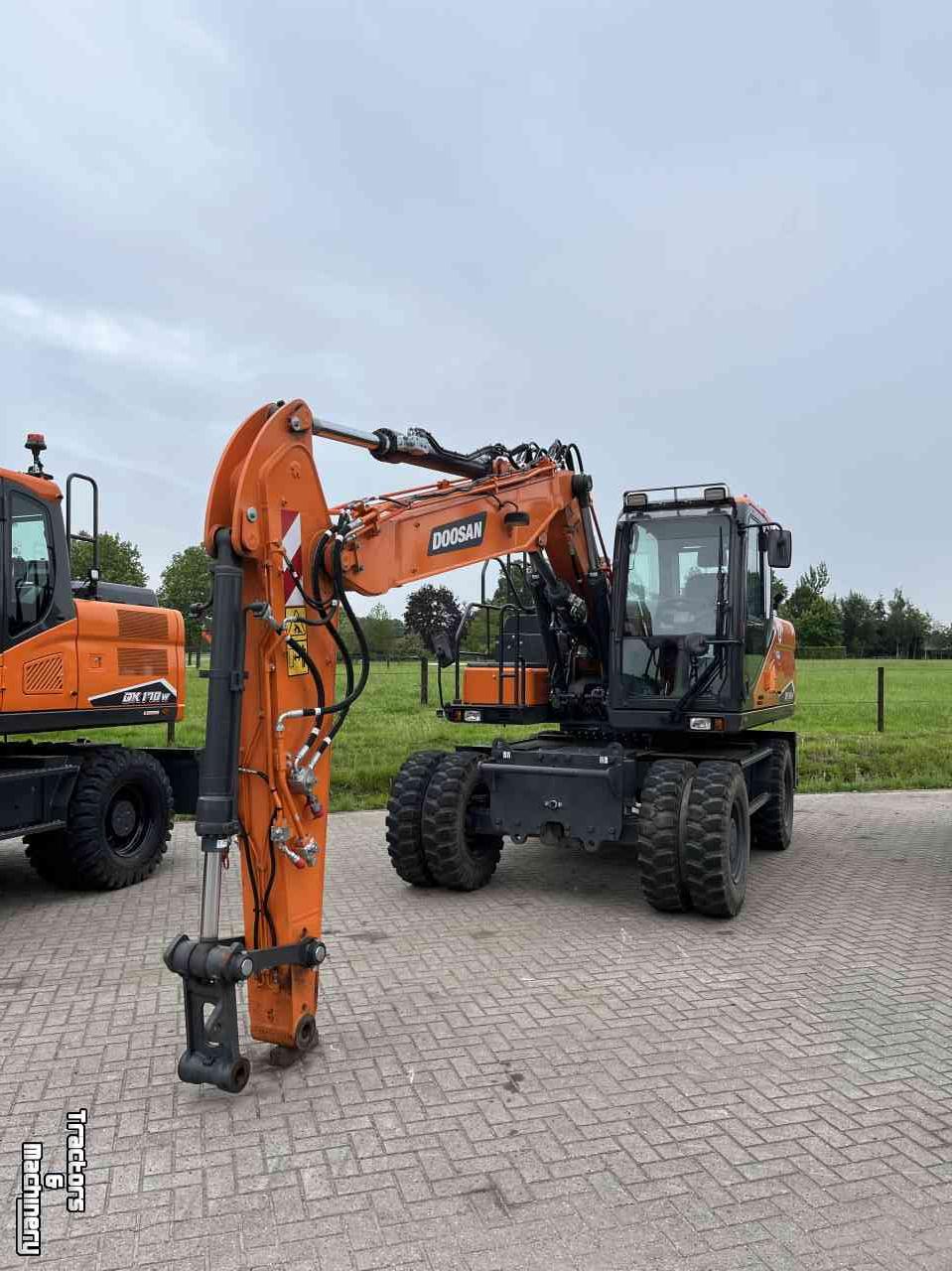 Excavator mobile Doosan DX140W-7