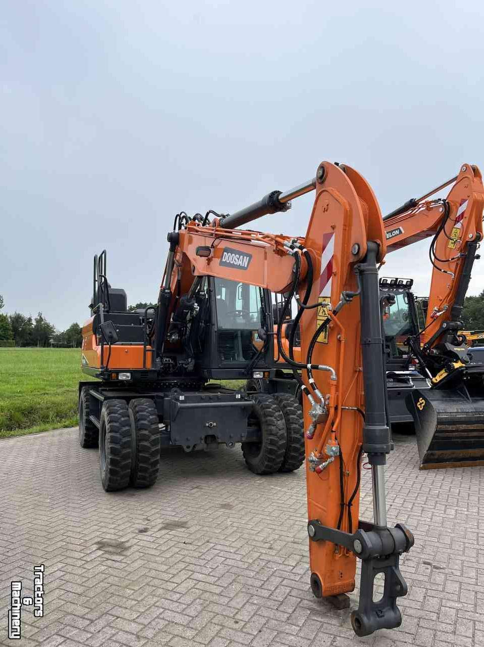 Excavator mobile Doosan DX140W-7