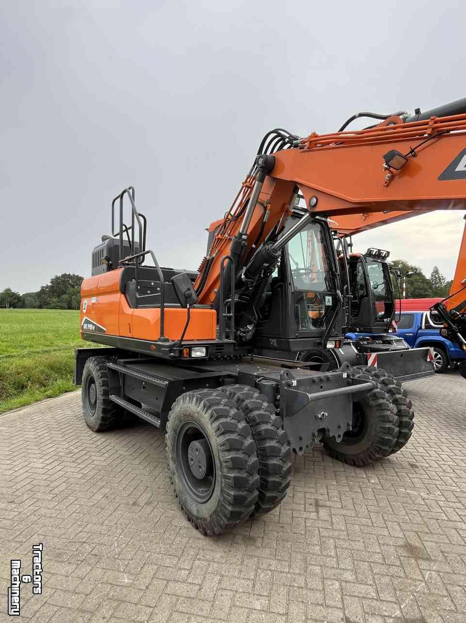 Excavator mobile Doosan DX140W-7