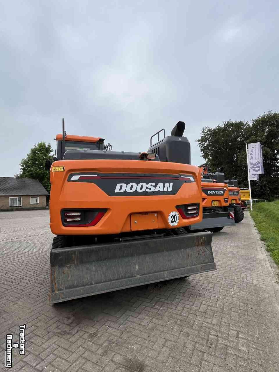 Excavator mobile Doosan DX140W-7