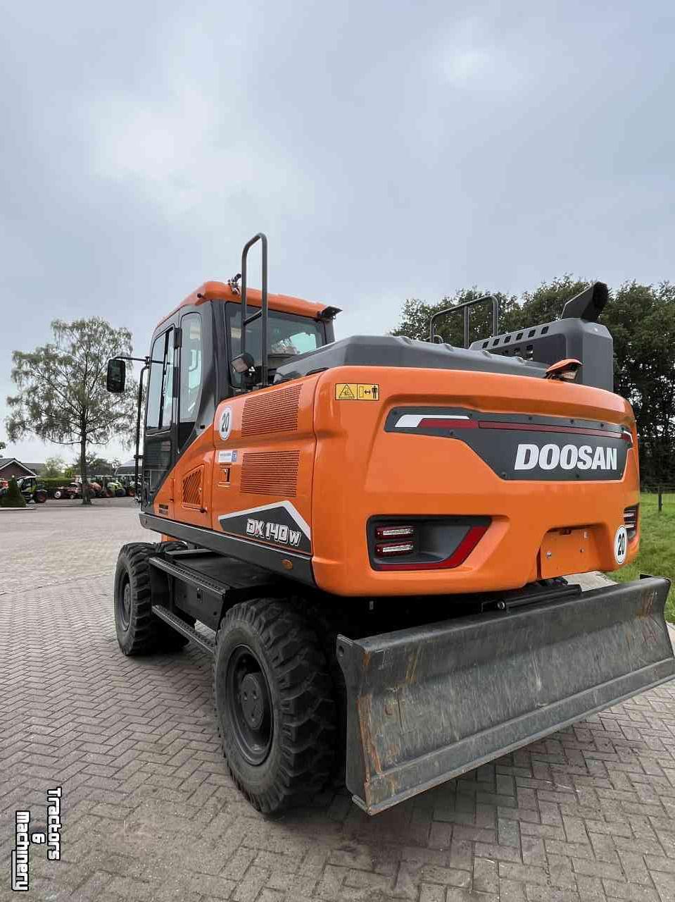 Excavator mobile Doosan DX140W-7