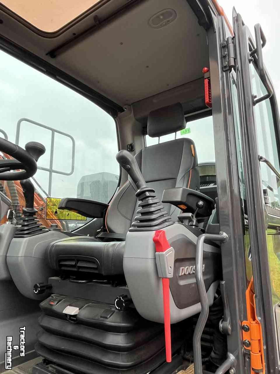 Excavator mobile Doosan DX140W-7