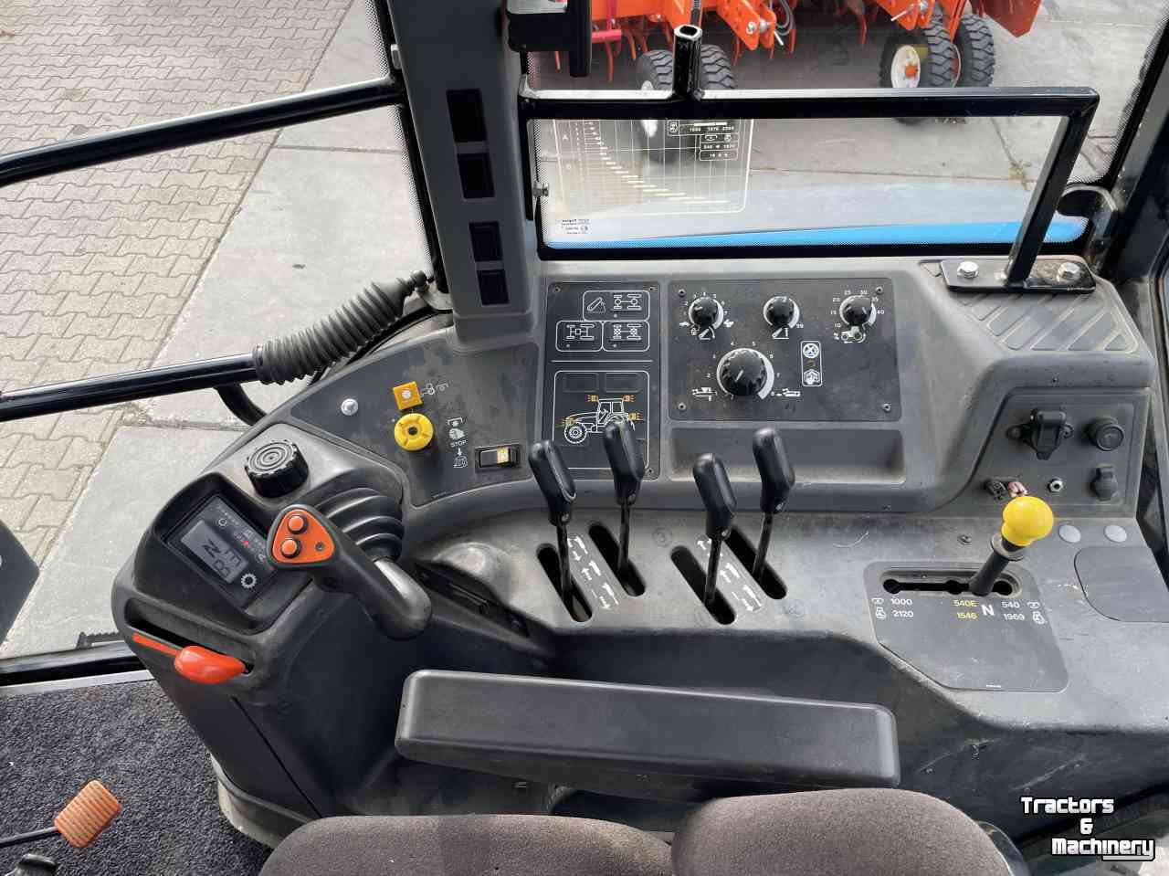 Tractors New Holland 8260 range command