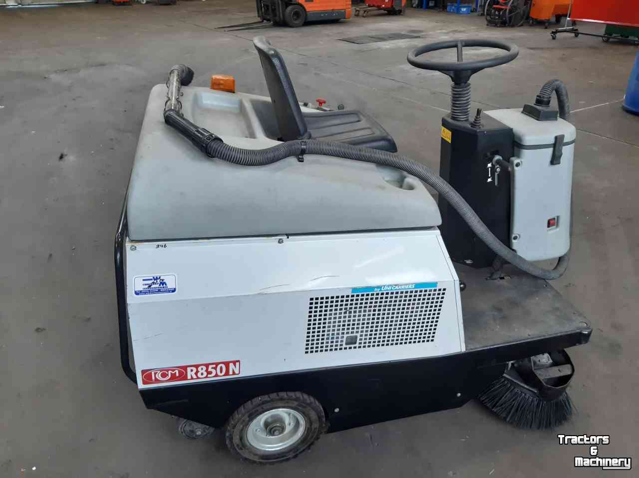 Sweepers and vacuum sweepers  RCM R 850 N Zelfrijdende Veegmachine