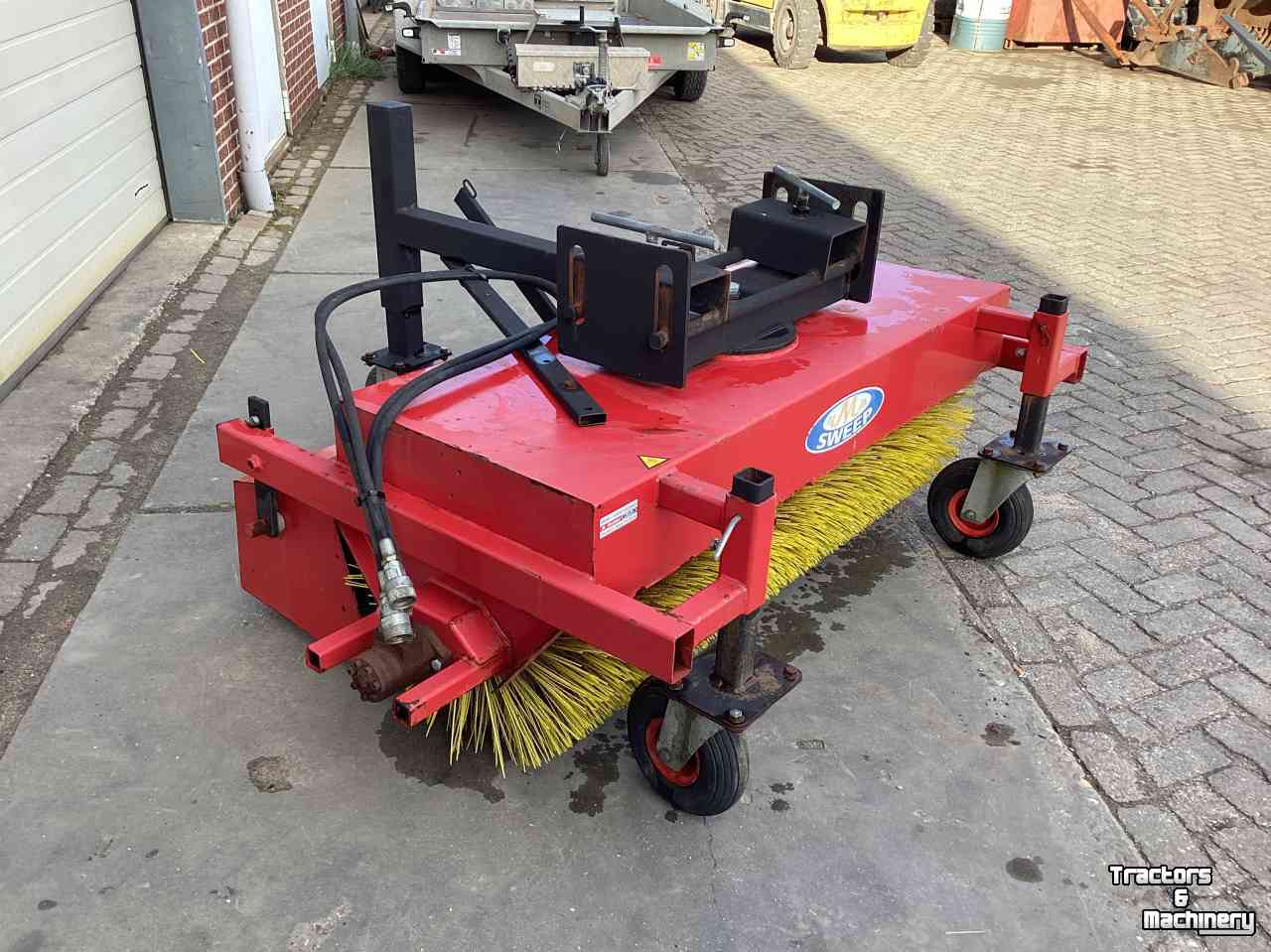 Sweepers and vacuum sweepers M-Sweep 160 Veegmachine
