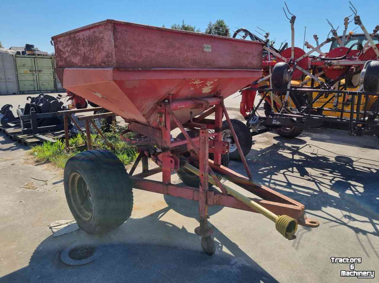 Fertilizer spreader Lely Kunstmeststrooier met wielstel