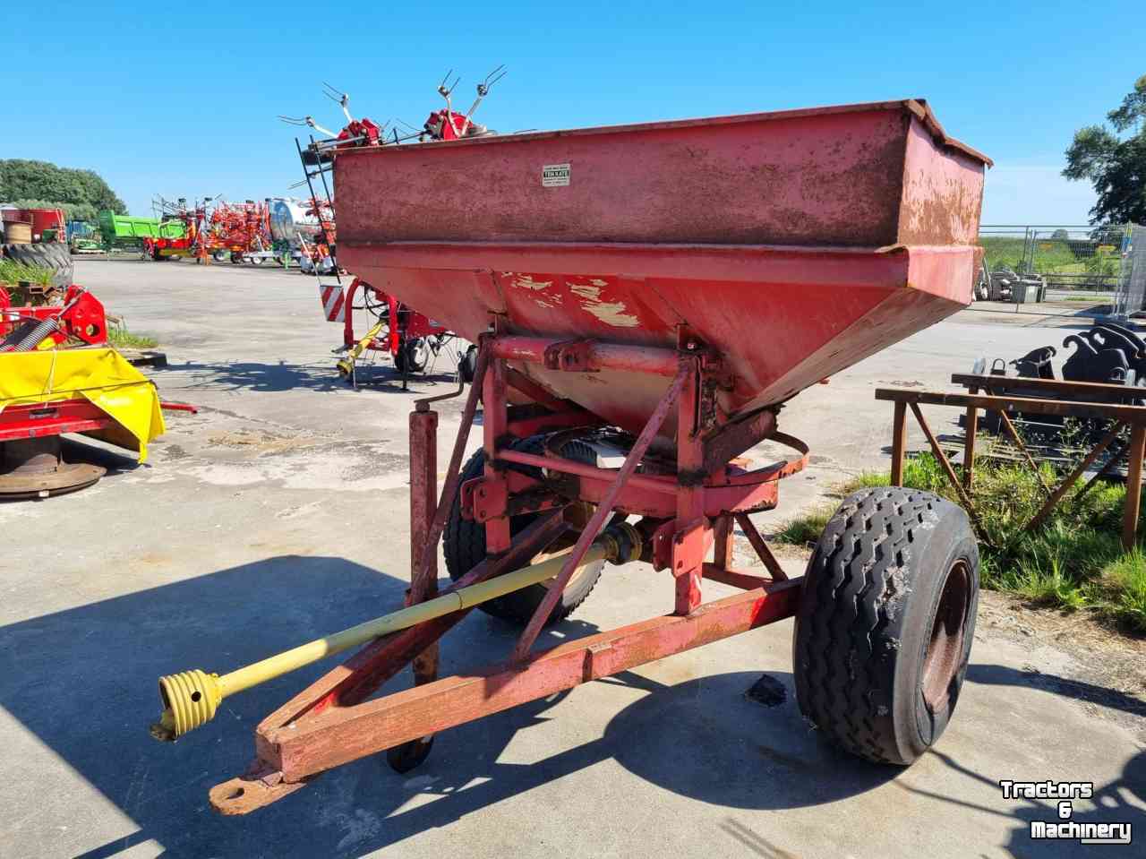 Fertilizer spreader Lely Kunstmeststrooier met wielstel