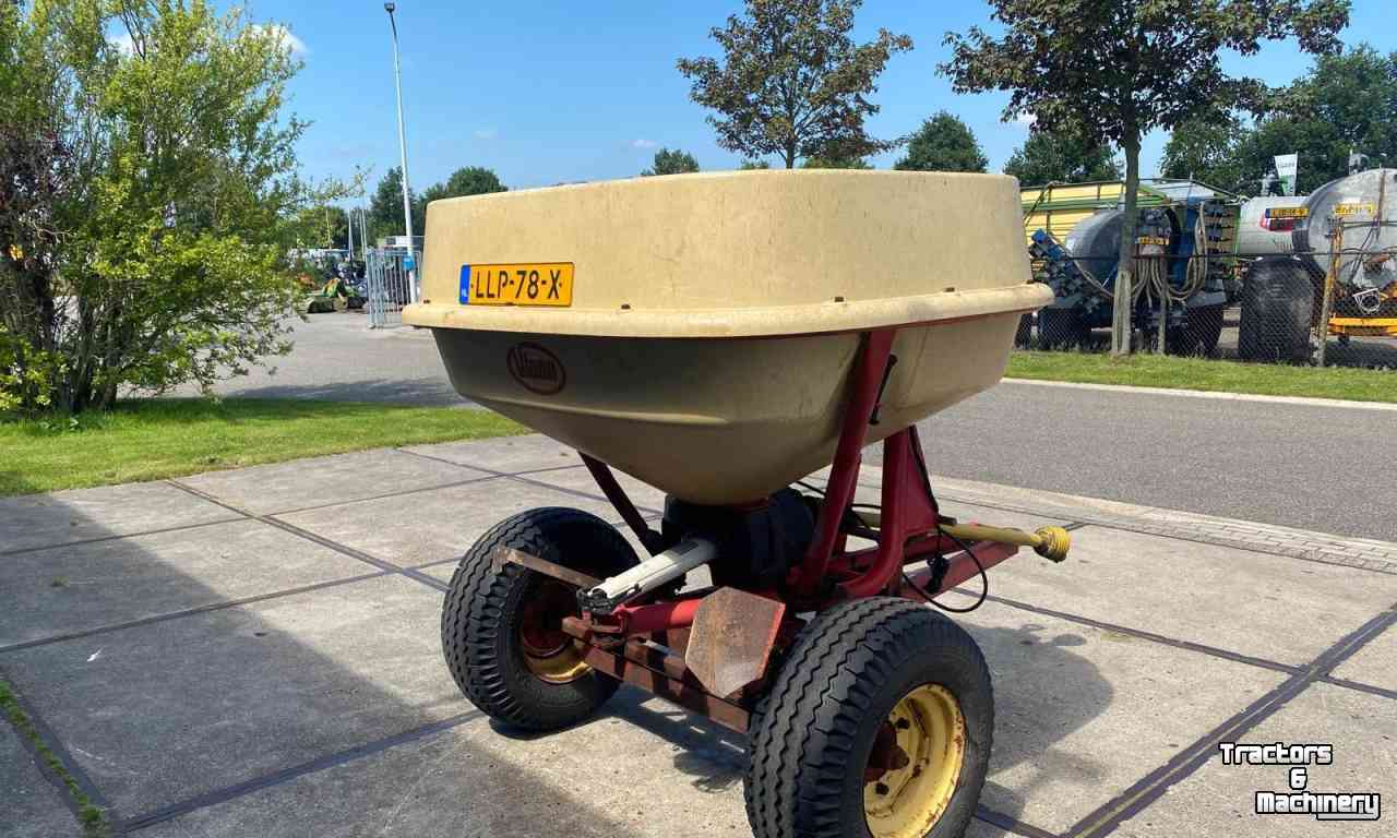 Fertilizer spreader Vicon Pendelstrooier op onderstel