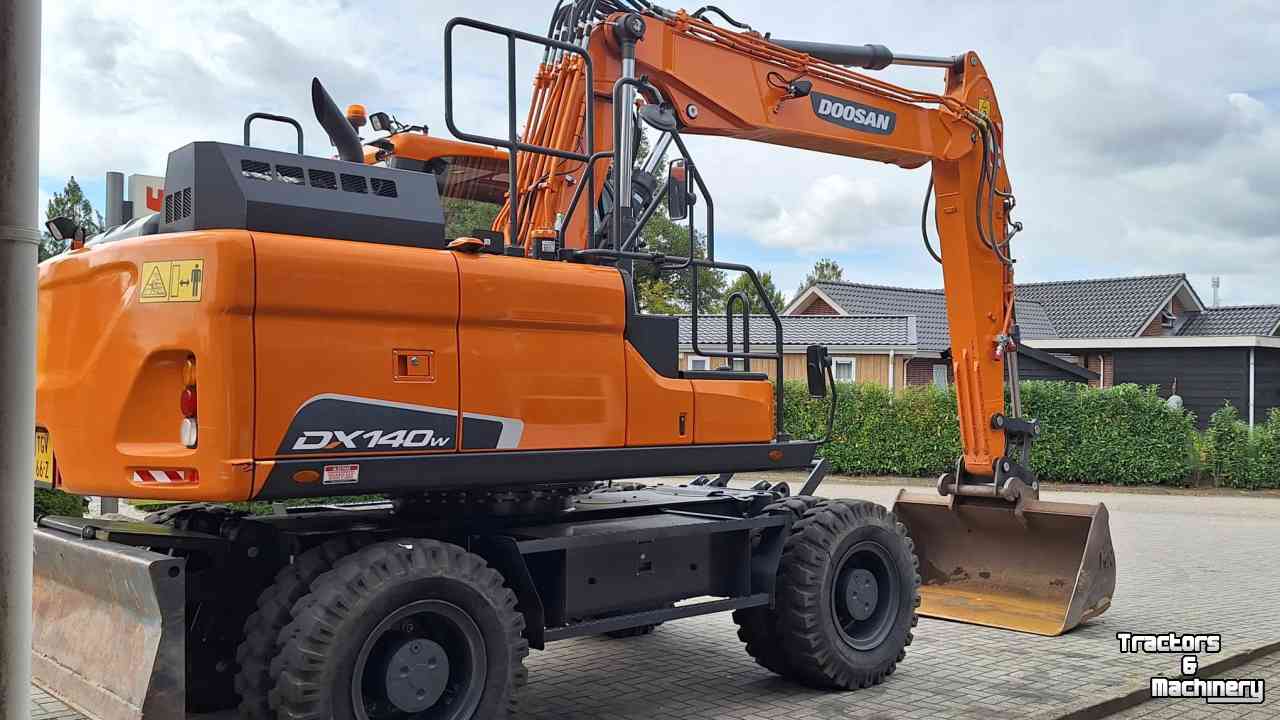 Excavator mobile Doosan DX140W-5