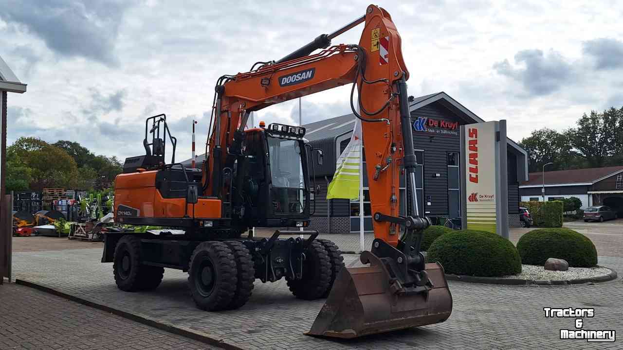 Excavator mobile Doosan DX140W-5