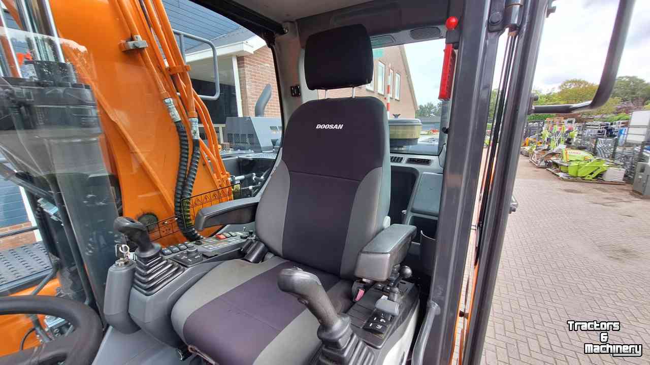 Excavator mobile Doosan DX140W-5