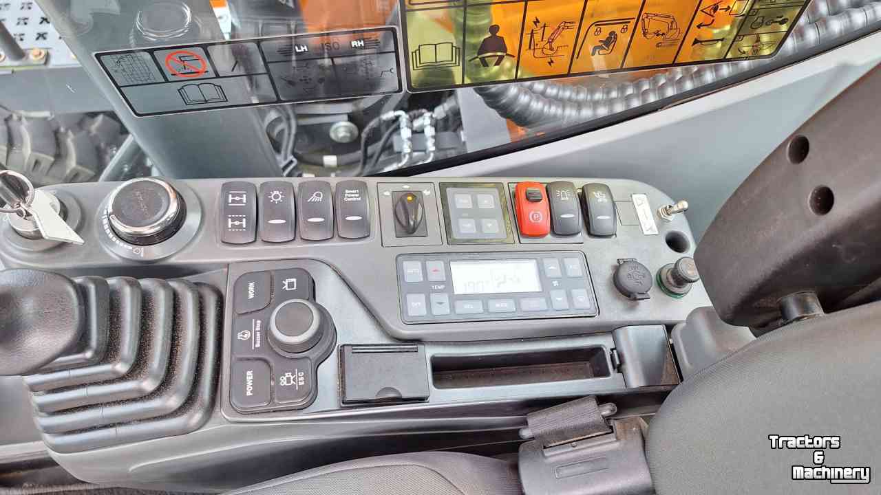 Excavator mobile Doosan DX140W-5