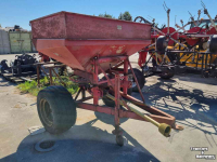 Fertilizer spreader Lely Kunstmeststrooier met wielstel