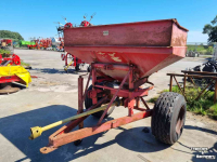 Fertilizer spreader Lely Kunstmeststrooier met wielstel