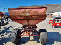 Fertilizer spreader Lely Kunstmeststrooier met wielstel