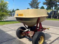 Fertilizer spreader Vicon Pendelstrooier op onderstel